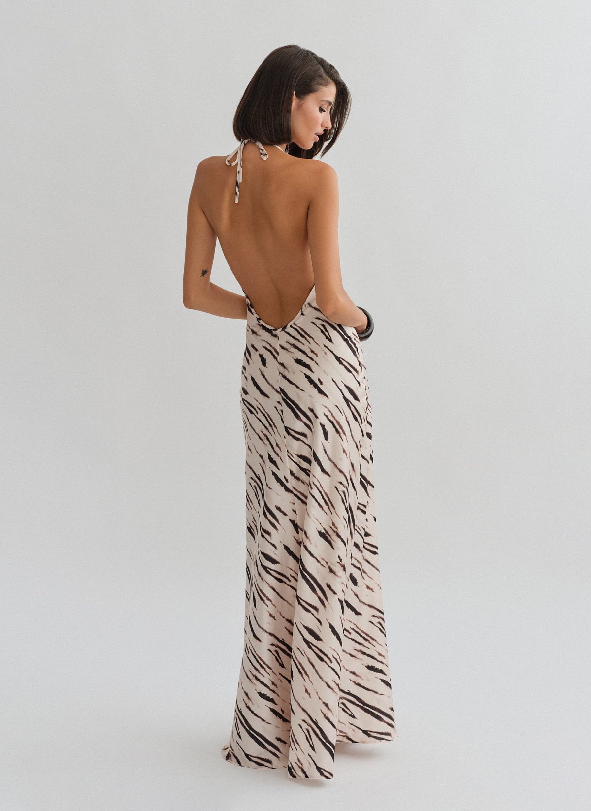 Σατέν halter maxi φόρεμα σε zebra print-5