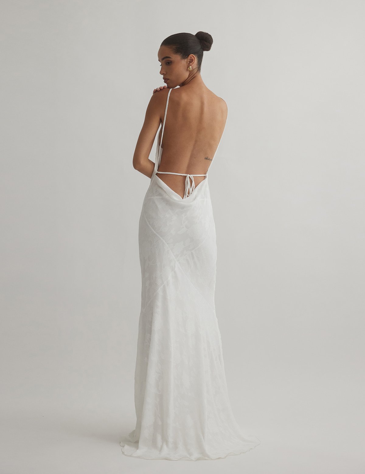 Μακρύ φόρεμα με ανάγλυφα λουλούδια-5