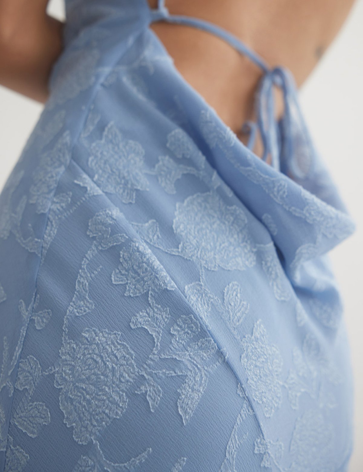 Μακρύ φόρεμα με ανάγλυφα λουλούδια-4