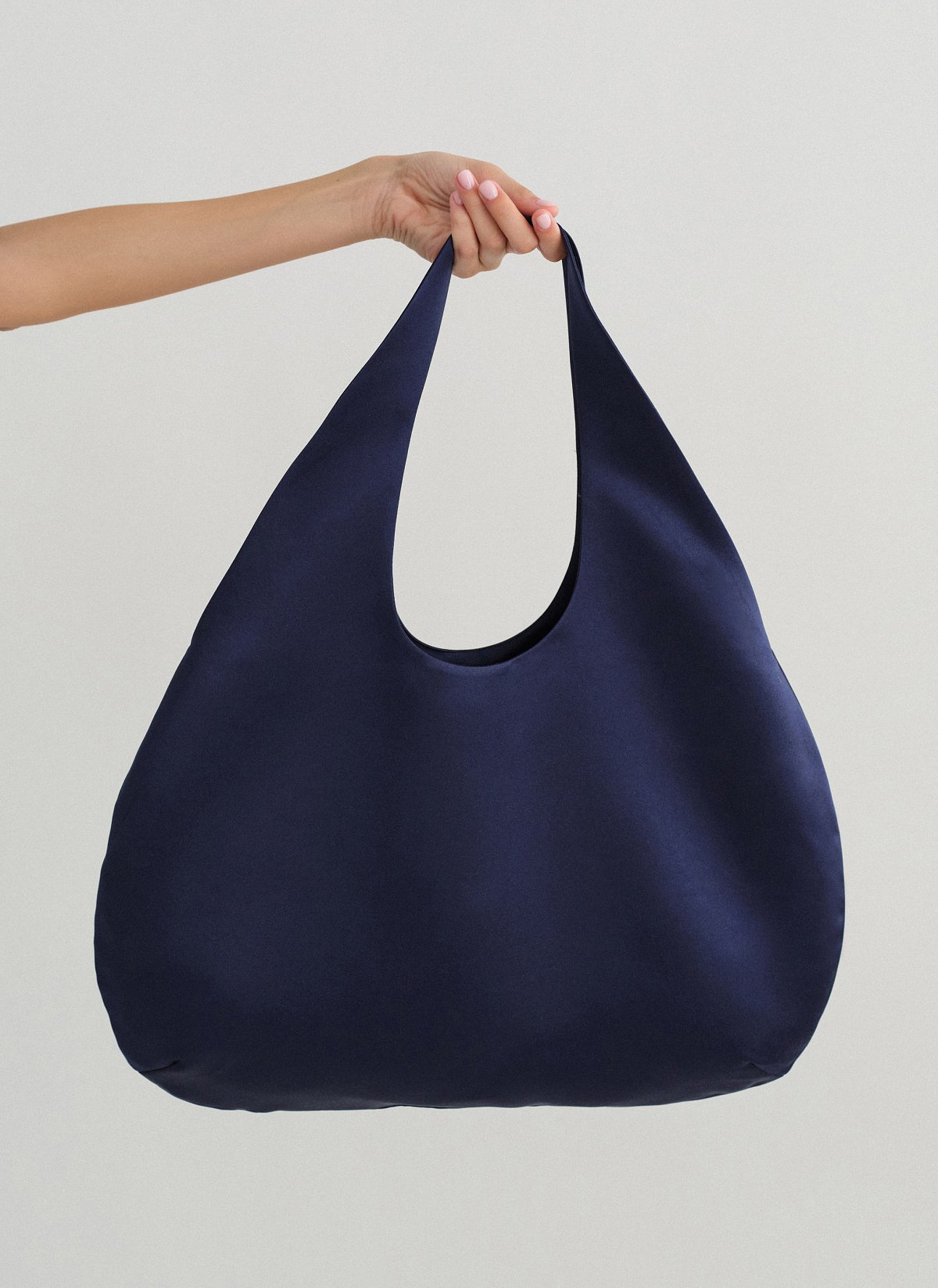 Γυναικεία σατέν τσάντα τύπου tote bag με κέντημα