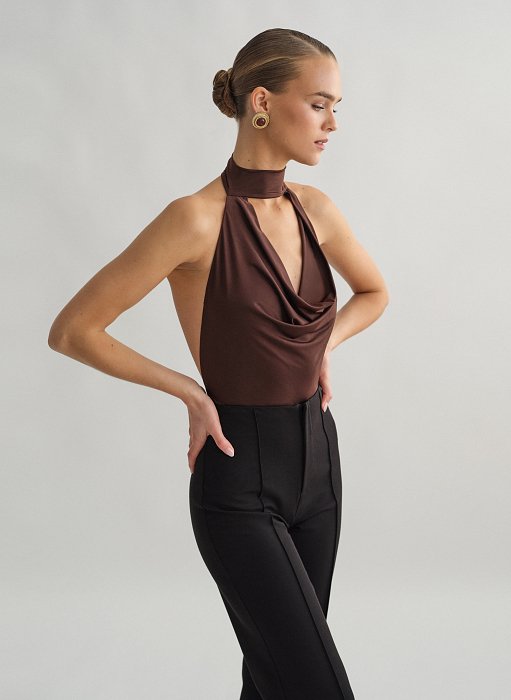 Γυναικείο κορμάκι με ντραπέ λαιμόκοψη