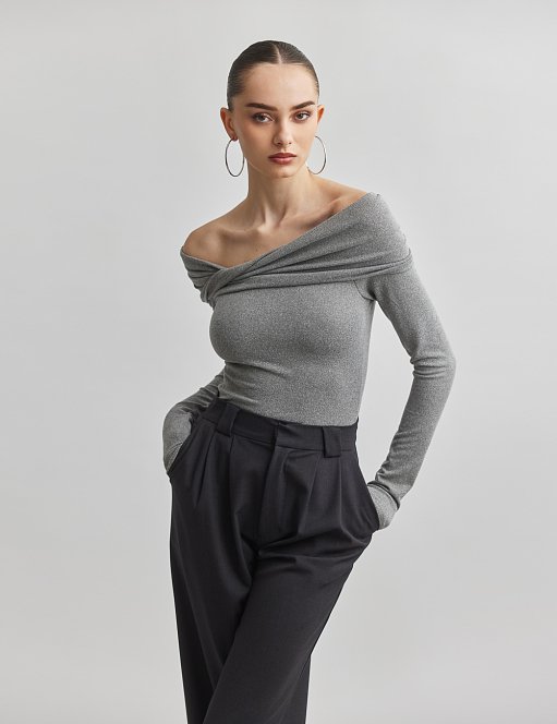 Γυναικεία off-shoulder μακρυμάνικη μπλούζα με ανεστραμμένη λαιμόκοψη