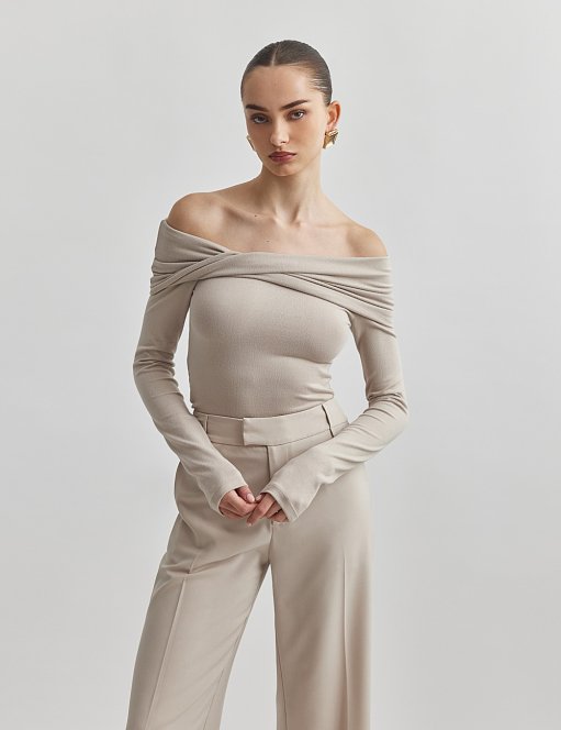 Γυναικεία off-shoulder μακρυμάνικη μπλούζα με ανεστραμμένη λαιμόκοψη