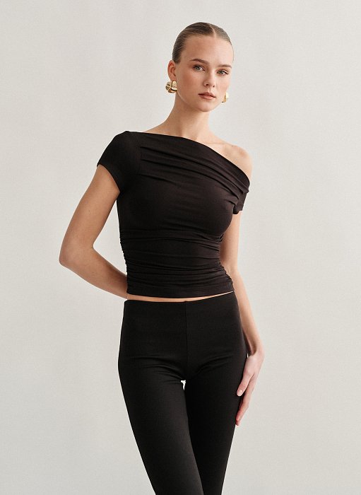 Γυναικεία κοντομάνικη μπλούζα με λοξό ώμο και σούρες bamboo