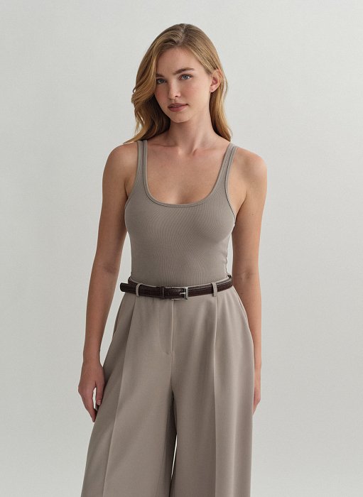 Γυναικεία αμάνικη ριπ μπλούζα με στρογγυλή λαιμόκοψη