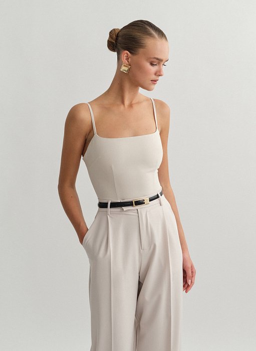 Γυναικείο υφασμάτινο τοπ με λεπτές ρυθμιζόμενες τιράντες