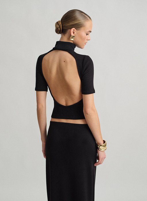 Γυναικεία πλεκτή κοντομάνικη μπλούζα με γυριστό γιακά ζιβάγκο και ανοιχτή πλάτη