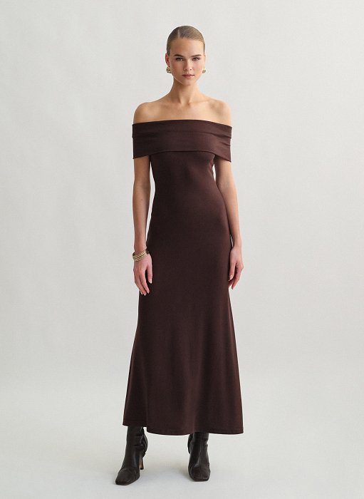 Γυναικείο μακρύ off-shoulder στράπλες φόρεμα σε ελαφριά πλέξη