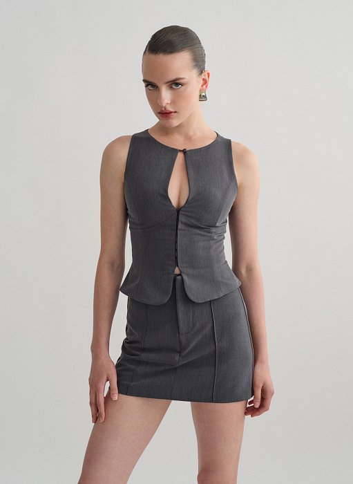 Γυναικείο υφασμάτινο γιλέκο με άνοιγμα στο ντεκολτέ και κουμπί