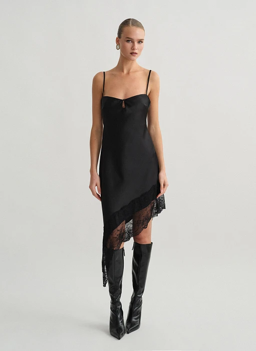 Προϊόν: Ασύμμετρο σατέν φόρεμα με λεπτομέρεια δαντέλα