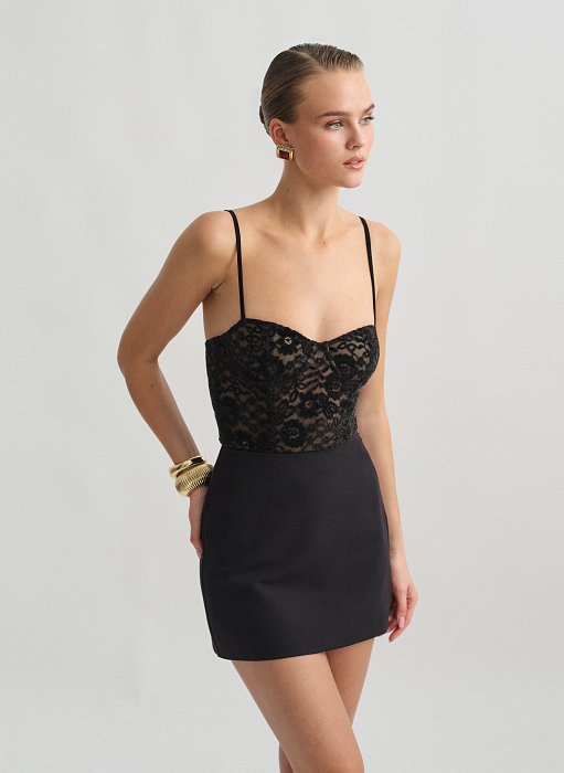 Γυναικείο κορμάκι δαντέλα με λεπτές ρυθμιζόμενες τιράντες σε βελούδινη υφή