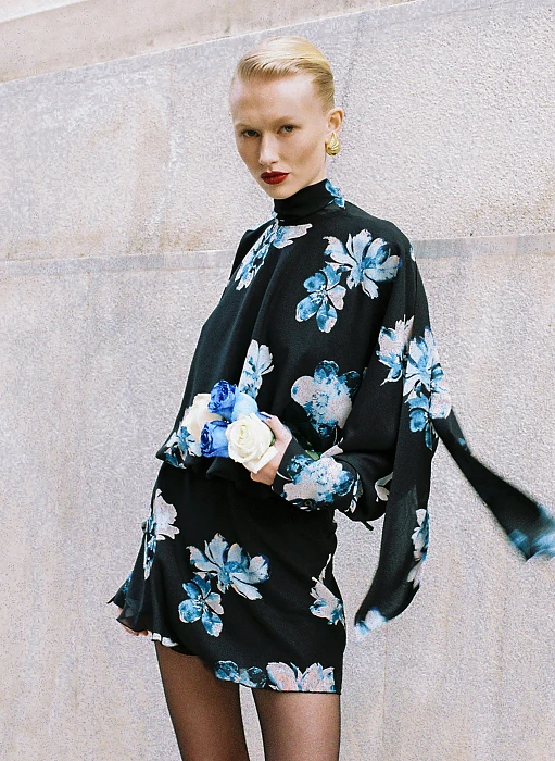 Προϊόν: Εμπριμέ μίνι φόρεμα με ανοιχτή πλάτη