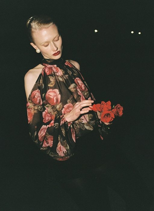 Προϊόν: Εμπριμέ cut-out μπλούζα