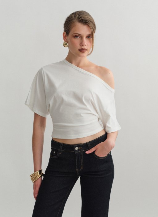 Product: One-shoulder shortsleeve fitted blouse