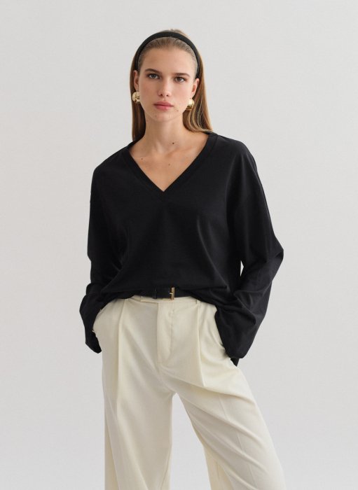 Product: Longsleeve blouse with V-cut neckline