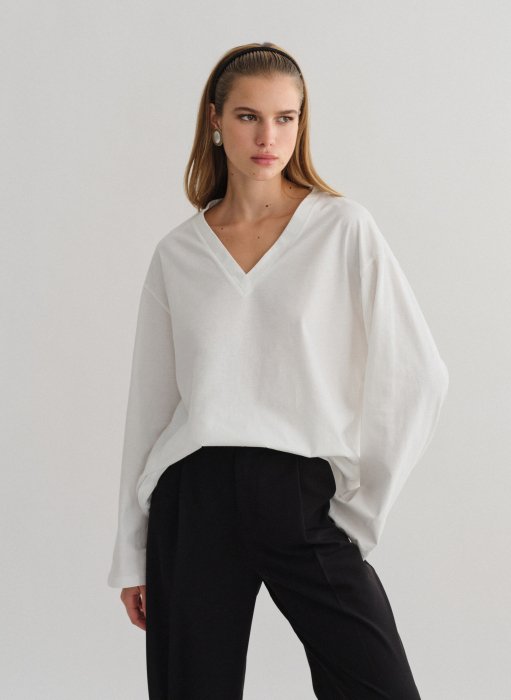 Product: Longsleeve blouse with V-cut neckline