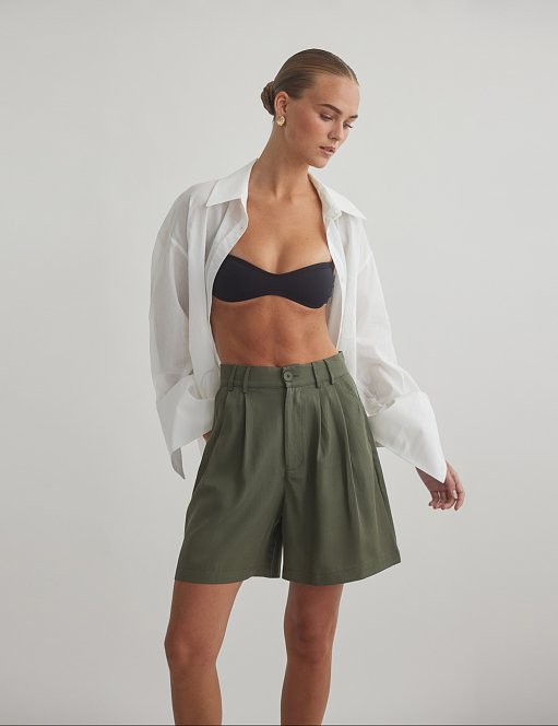 Γυναικεία ψηλόμεση υφασμάτινη βερμούδα