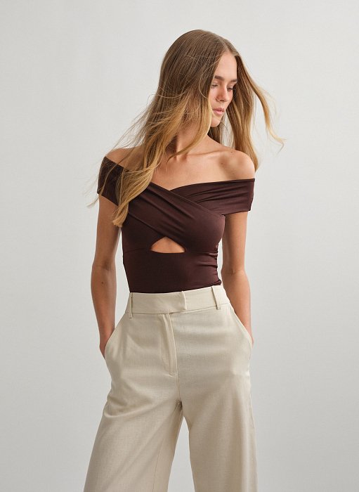 Γυναικείο off-shoulder κορμάκι με χιαστί ντεκολτέ