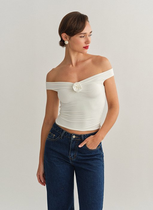 Γυναικείο off-shoulder τοπ με λεπτομέρεια λουλούδι