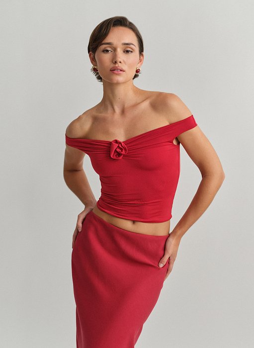 Γυναικείο off-shoulder τοπ με λεπτομέρεια λουλούδι