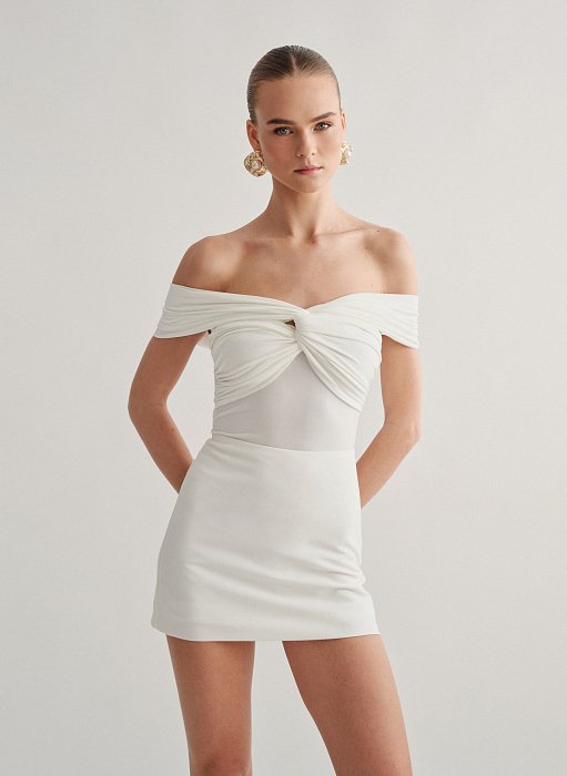 Γυναικεία εφαρμοστή μπλούζα off-shoulder με ανεστραμμένο ντεκολτέ