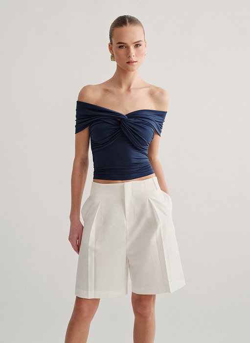 Γυναικεία εφαρμοστή μπλούζα off-shoulder με ανεστραμμένο ντεκολτέ