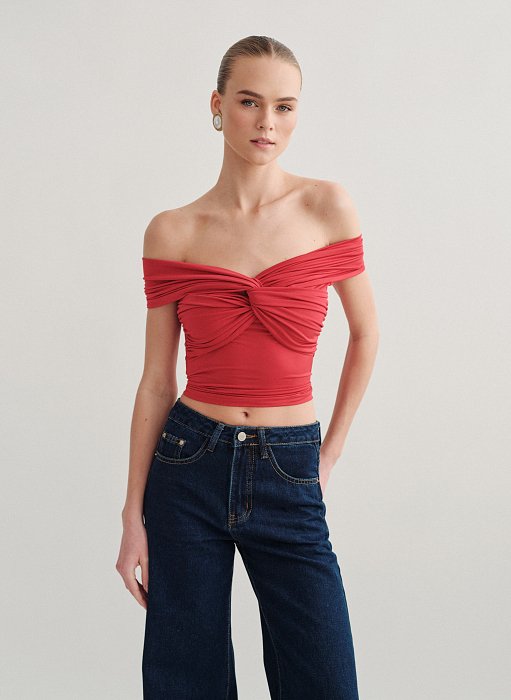 Γυναικεία εφαρμοστή μπλούζα off-shoulder με ανεστραμμένο ντεκολτέ
