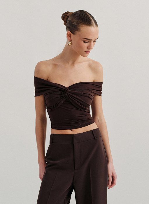 Γυναικεία εφαρμοστή μπλούζα off-shoulder με ανεστραμμένο ντεκολτέ