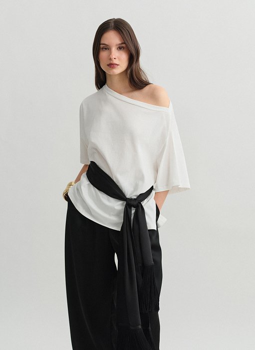 Product: One-shoulder shortsleeve blouse