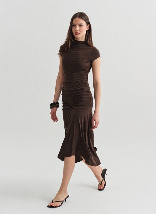 Γυναικείο κοντομάνικο maxi φόρεμα με ανοιχτή πλάτη και εφέ σούρες