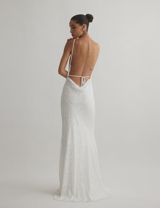 Προϊόν: Μακρύ φόρεμα με ανάγλυφα λουλούδια