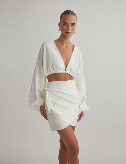 Product: Linen longsleeve top with fastening